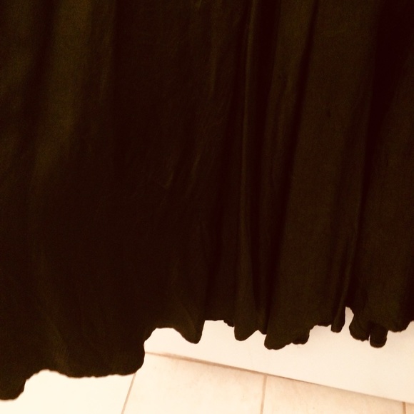 A beautifully enchanting, Le Chateau black asymmetrical skirt size 1/2 - Picture 6 of 6